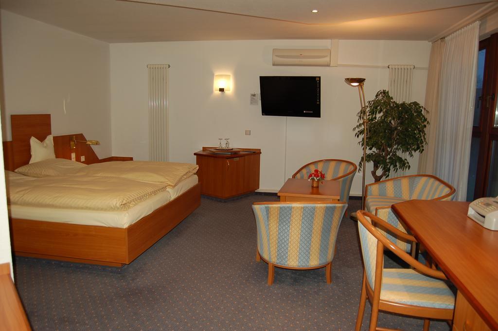 Parkhotel Goldlinde Bodenwerder Exterior photo