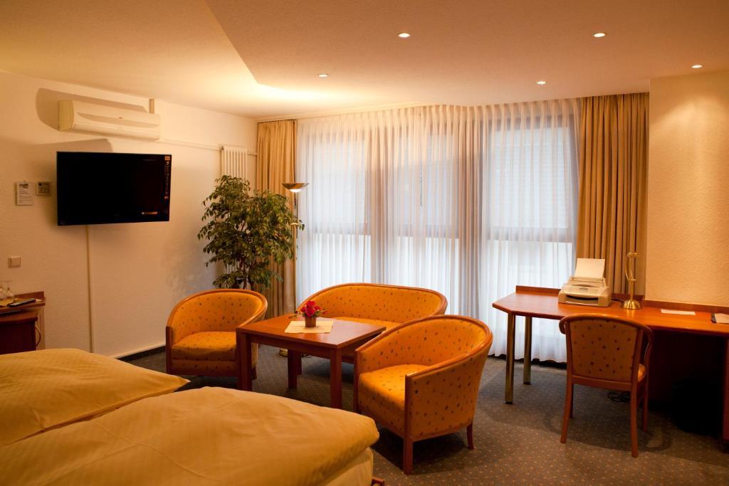 Parkhotel Goldlinde Bodenwerder Exterior photo